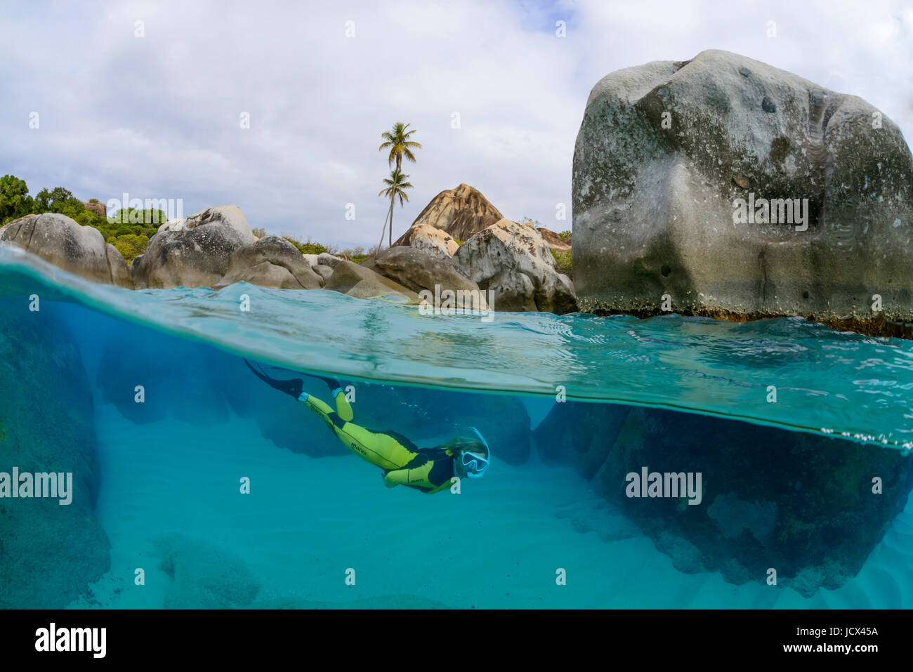 Die Bäder, Splitlevel mit Schnorchler und hochzukommen, Virgin Gorda Island, Britische Jungferninseln, Karibik Stockfoto