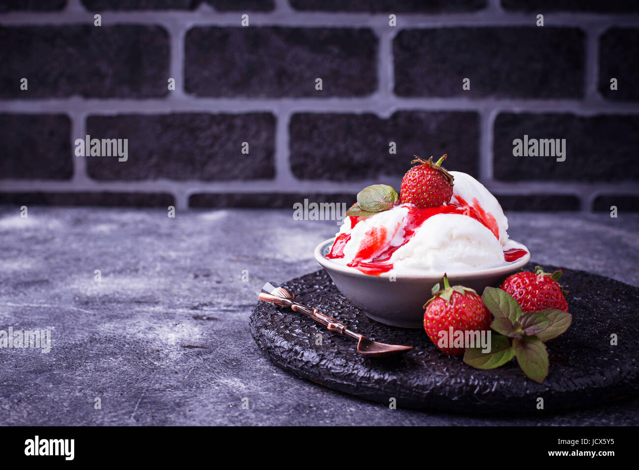 Eis mit Erdbeer-Topping. Selektiven Fokus Stockfoto