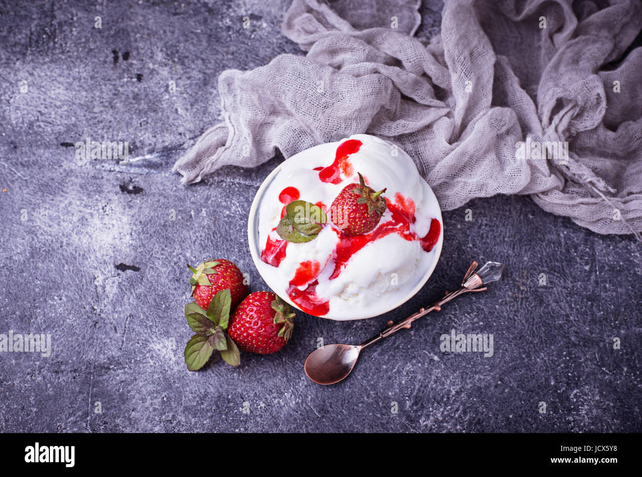 Eis mit Erdbeer-Topping. Selektiven Fokus Stockfoto