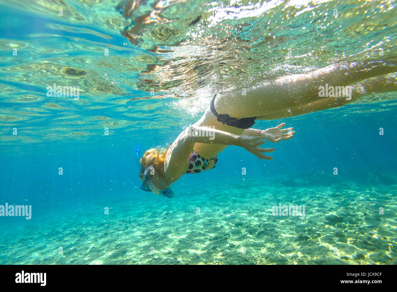 Weibliche Apnoe unter Wasser Stockfoto