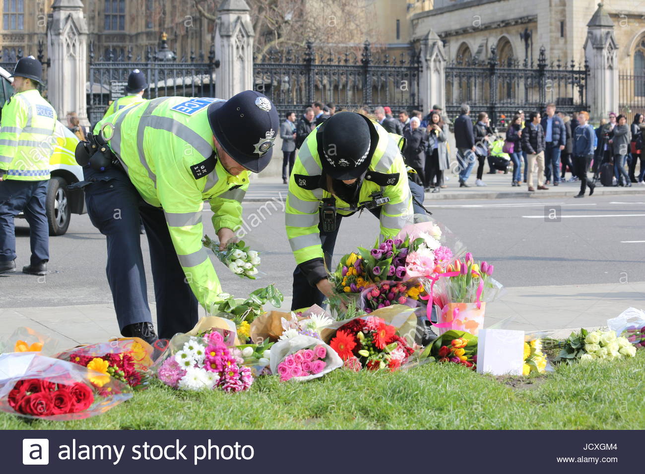 Zwei Polizisten Blumen als Teil der Hommage an PC Keith Palmer und andere Opfer der Londoner Terroranschlag Credit: reallifephotos/alamy Stockfoto