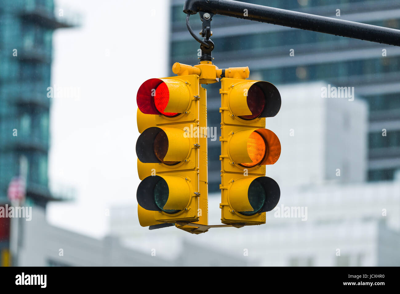 Gelbe und rote Ampeln, New York, Vereinigte Staaten von Amerika Stockfoto