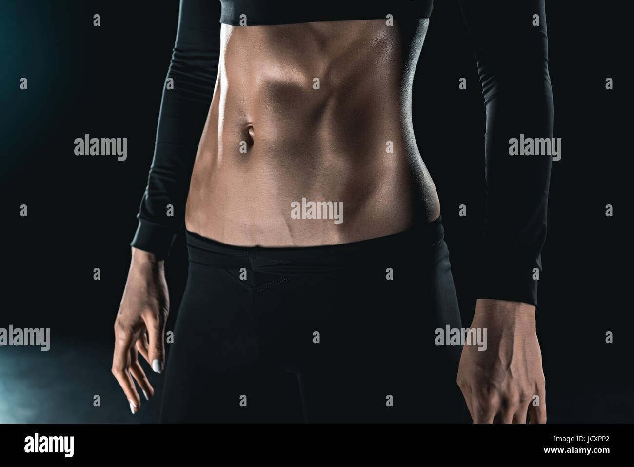 muskulöse Frauenkörper isoliert auf schwarz. Sport-Konzept Stockfoto
