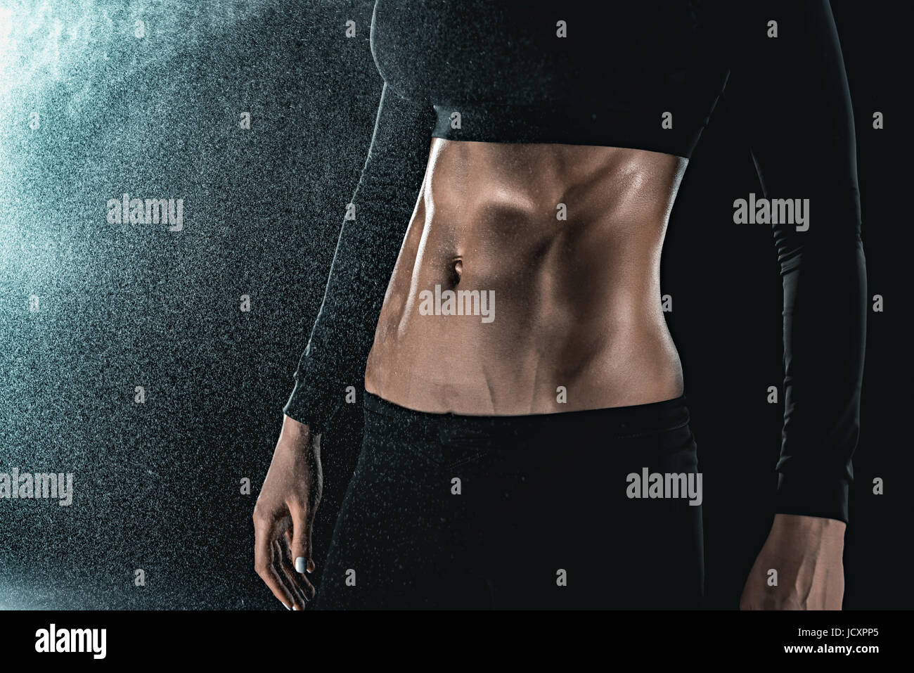 muskulöse Frauenkörper isoliert auf schwarz. Sport-Konzept Stockfoto