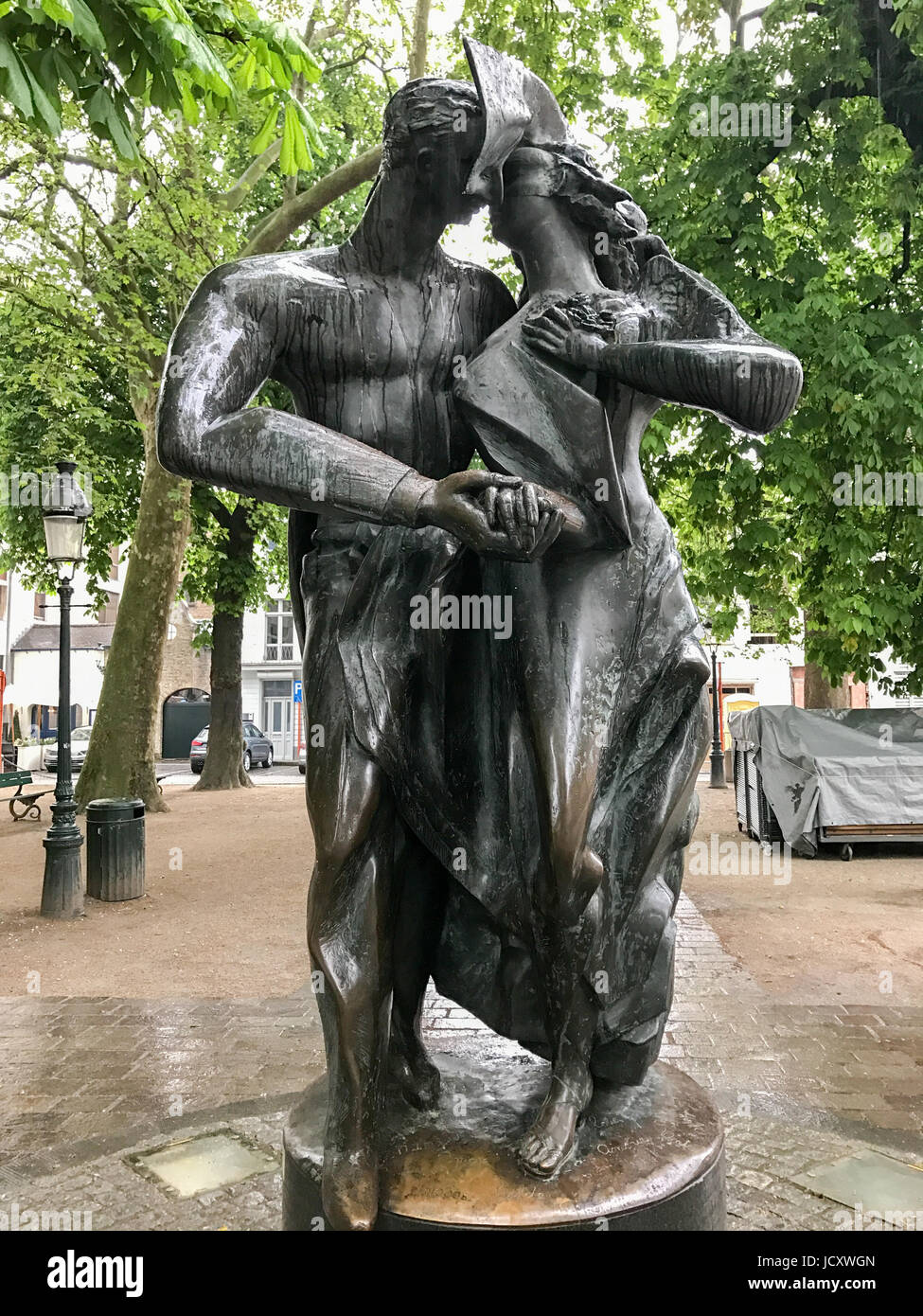 Die Liebhaber-Statue in Brügge, Belgien. Diese Skulptur eines tanzenden Paares küssen befindet sich in einem kleinen Bäumen gesäumten Platz neben den wichtigsten man Stockfoto