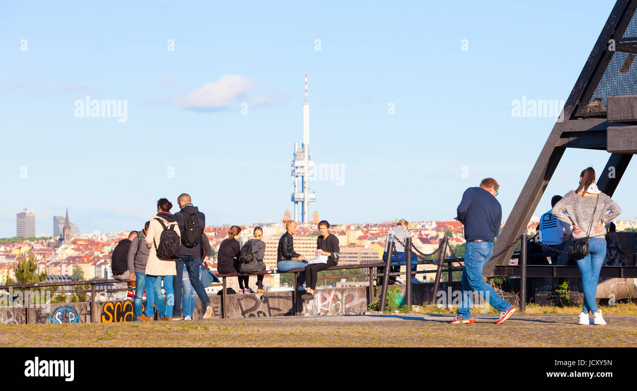 Tschechische Republik, Prag - Menschen genießen die Aussicht vom Hügel Letná. Stockfoto