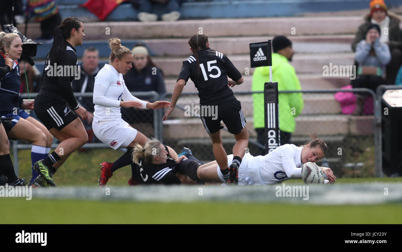 Englands Emily Scarratt erhält ihren ersten Versuch während der Rugby Super Series Match bei Rotorua International Stadium, Rotoura. Stockfoto