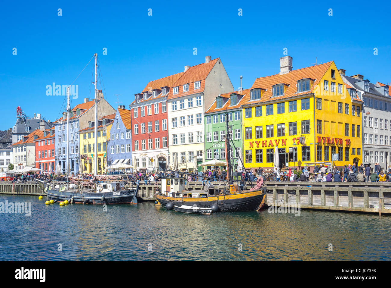 Kopenhagen, Dänemark - 1. Mai 2017: Nyhavn war ursprünglich ein geschäftiger kommerziellen Hafen wo Schiffe aus der ganzen Welt Andocken würde. Das Gebiet war brechend voll, wi Stockfoto