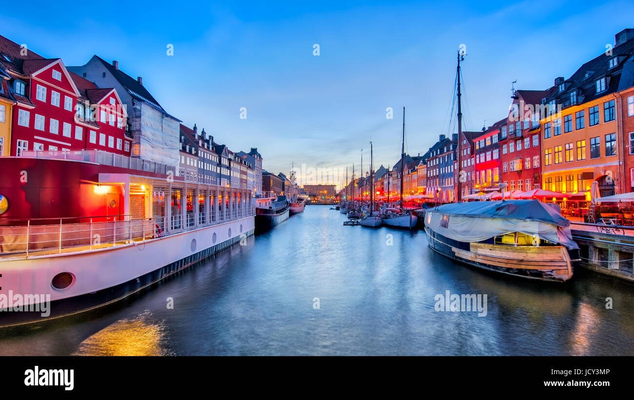 Nyhavn mit seinen malerischen Hafen mit alten Segelschiffen und bunten Fassaden der alten Häuser in Kopenhagen, Dänemark. Stockfoto