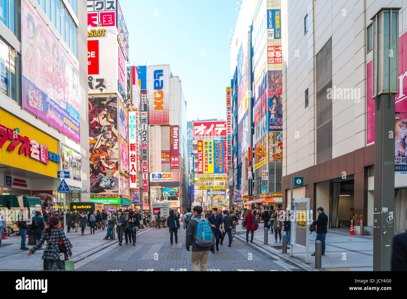 Tokyo, Japan - 31. Dezember 2016: Akihabara-die elektronische Bezirk entwickelte sich zu einem Einkaufsviertel für Videospiele, Anime, Manga, Computer in Tokio, Stockfoto