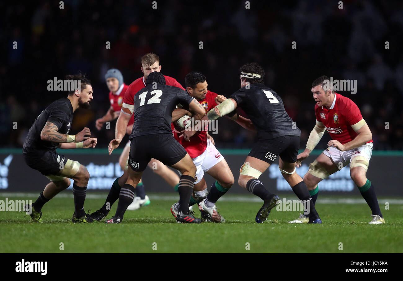 Britische und irische Löwen Ben Te'o wird durch Maori All Blacks Charlie Ngatai (links) und Thomas Franklin während der Tour-Match bei Rotorua International Stadium angegangen. Stockfoto