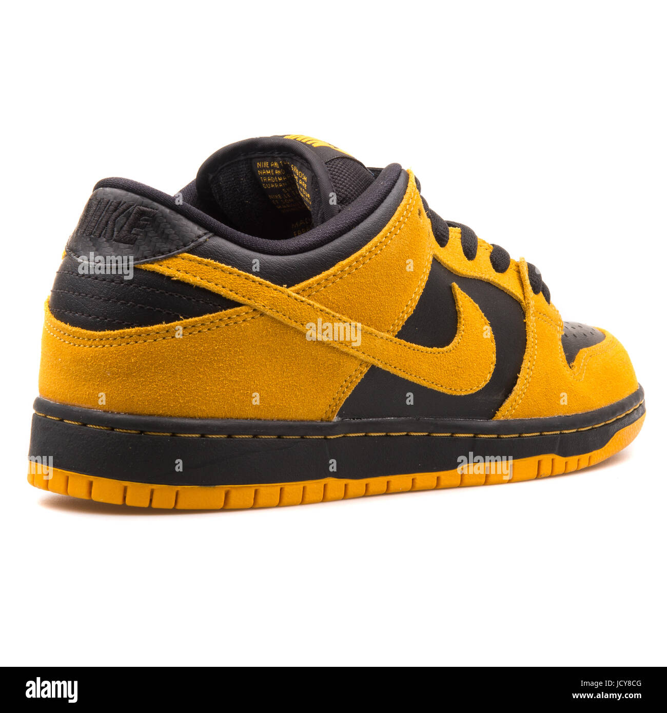 Nike Dunk Low Pro SB Gold Gelb und schwarz Herren Skateboarding Schuhe -  304292-706 Stockfotografie - Alamy