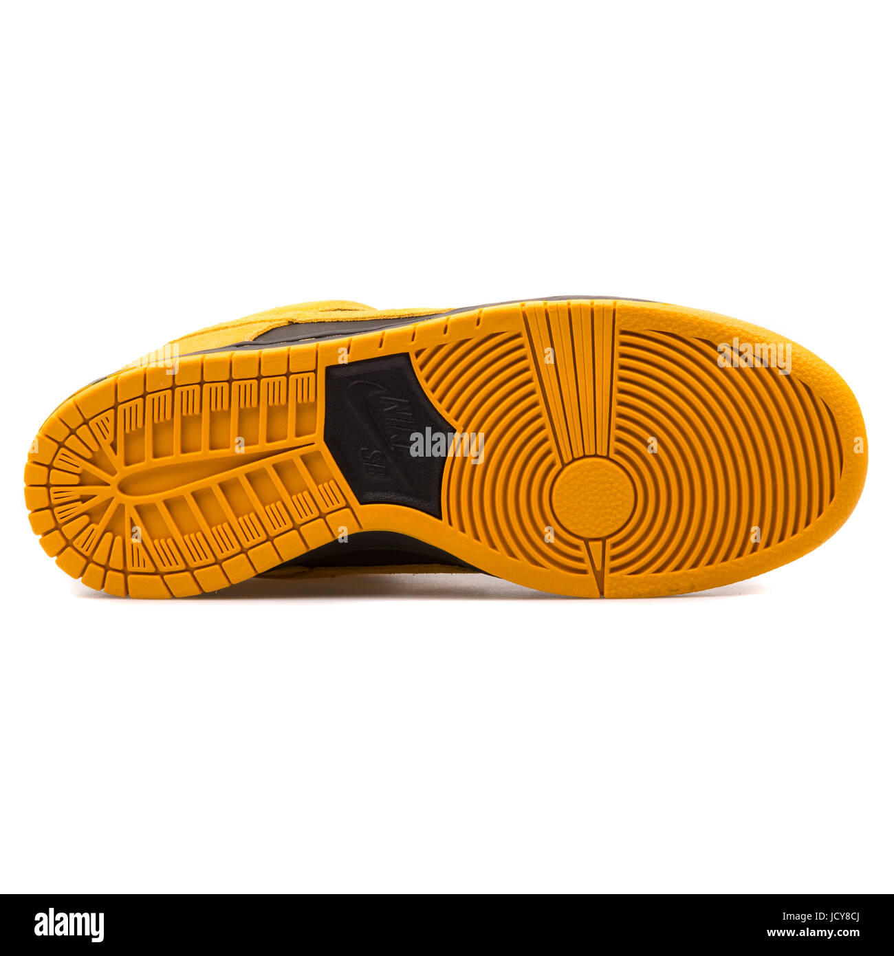 Nike Dunk Low Pro SB Gold Gelb und schwarz Herren Skateboarding Schuhe -  304292-706 Stockfotografie - Alamy
