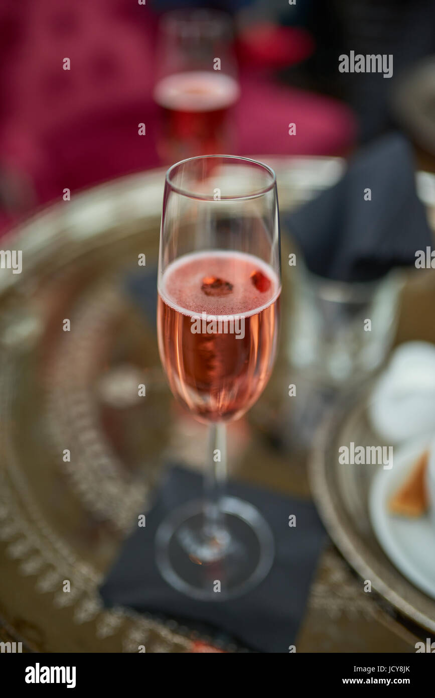 Querflöte romantische rose Sekt auf einem Tisch in einem Restaurant gesehen Nahaufnahme hohen Winkel mit Fokus auf das Getränk Stockfoto