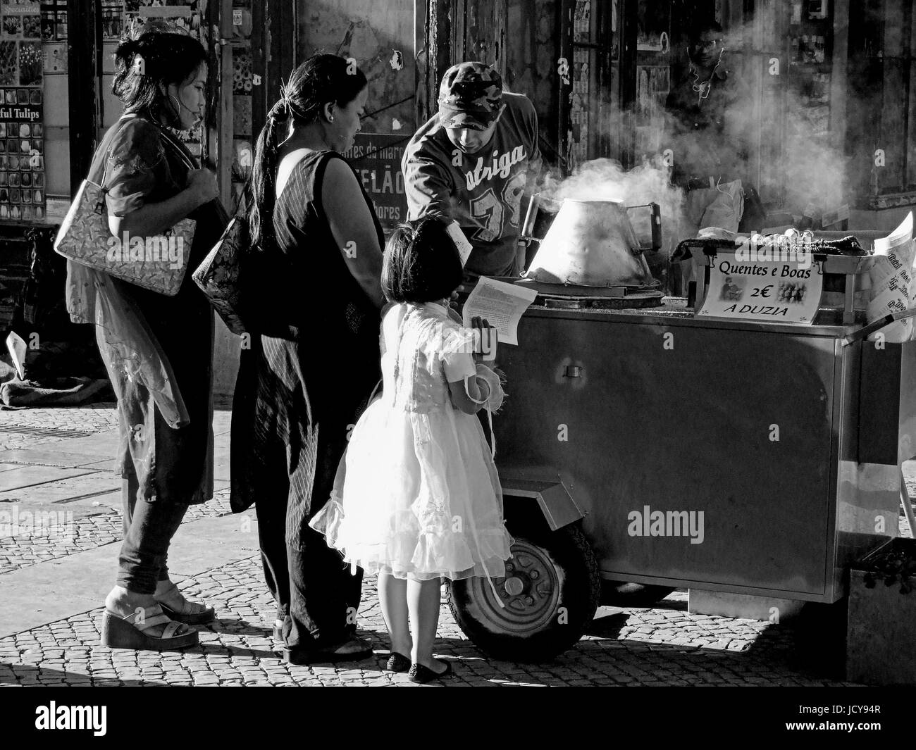 LISBOA PORTUGAL - ESSEN AUF DER STRASSE - die Schwarz-Weiß-Fotografie - Lisboa - Lissabon MARCHAND AMBULANT © Frédéric BEAUMONT Stockfoto