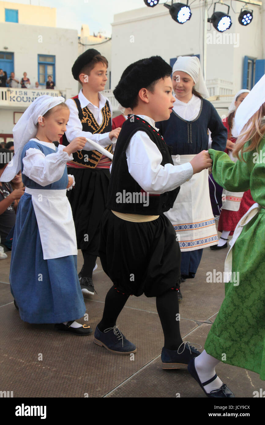 Griechenland, Kykladen, Mykonos, Heiligen Konstantin und Eleni, Feier, Festival, Kinder, tanzen, Stockfoto