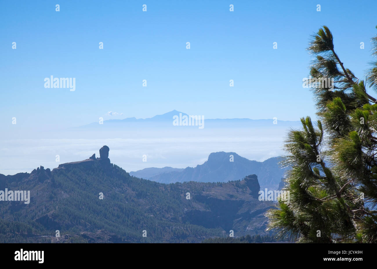 Gran Canaria, Blick vom Pico de Las Nieves in Richtung Teide auf Teneriffa, Roque Nublo auf der linken Seite Stockfoto