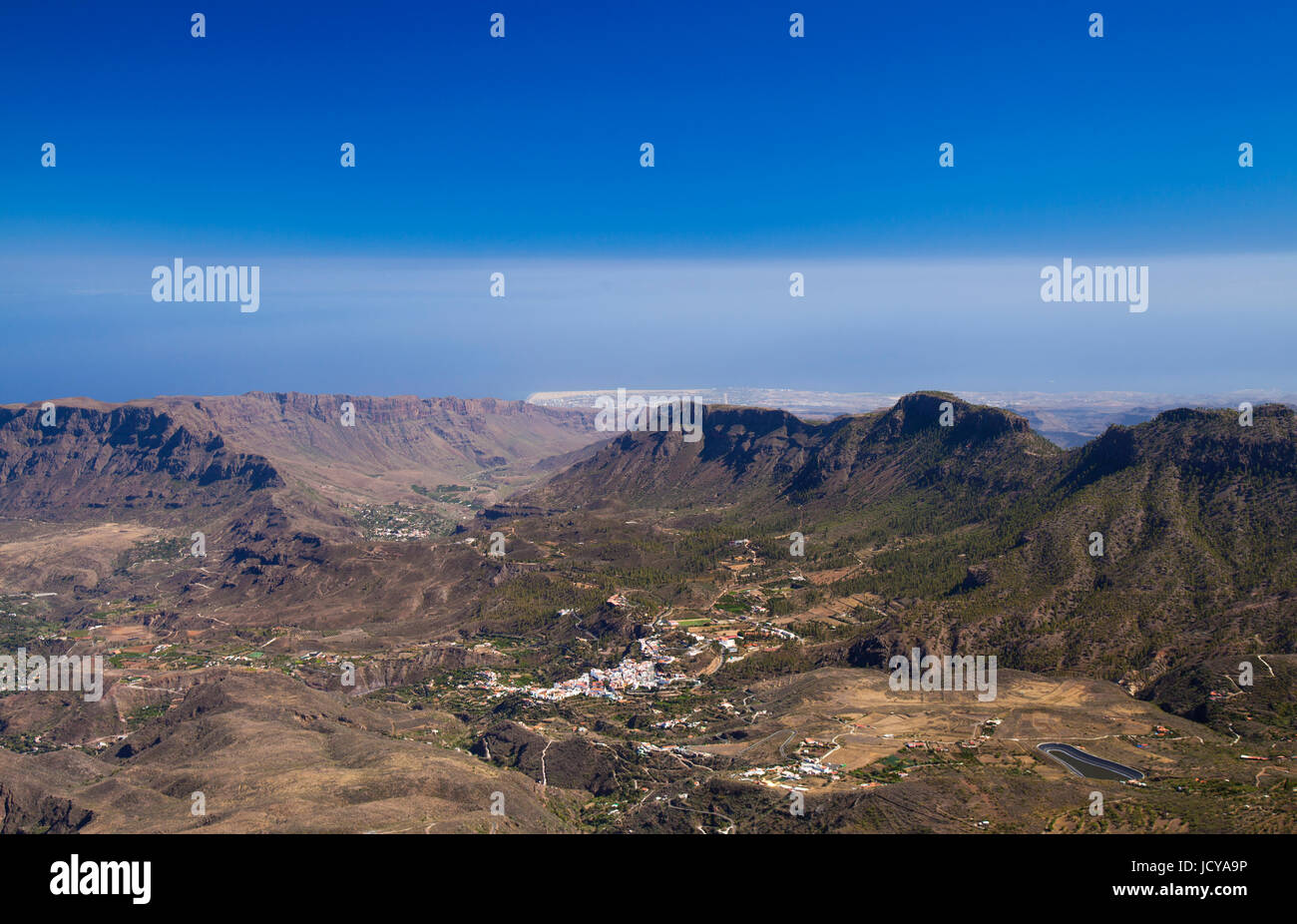 Gran Canaria, Blick vom Pico de Las Nieves in Richtung Tal Barranco de Tirajana, Dünen von Maspamonas in weiter Ferne Stockfoto