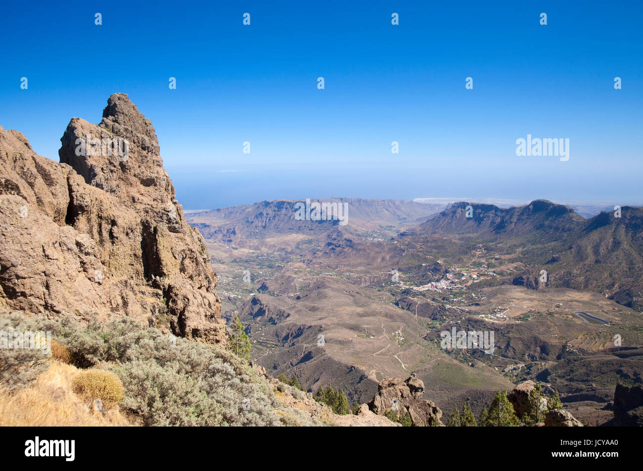 Gran Canaria, Blick vom Pico de Las Nieves in Richtung Tal Barranco de Tirajana, Felsformation Morron de Agujerada Stockfoto