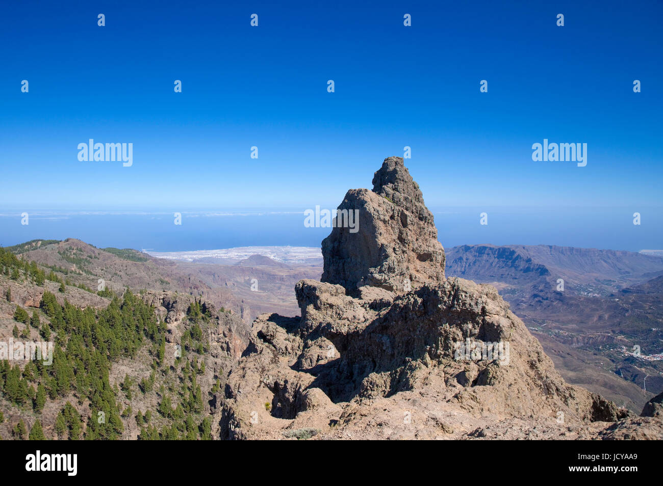 Gran Canaria, Blick vom Pico de Las Nieves in Richtung Tal Barranco de Tirajana, Felsformation Morron de Agujerada Stockfoto