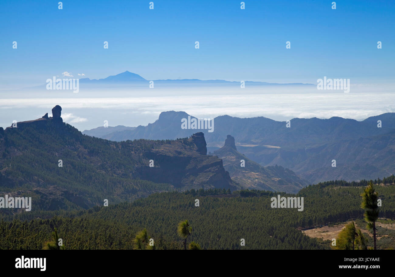Gran Canaria, Blick vom Pico de Las Nieves in Richtung Teide auf Teneriffa, Roque Nublo auf der linken Seite, Roque Bentayga auf der rechten Seite Stockfoto