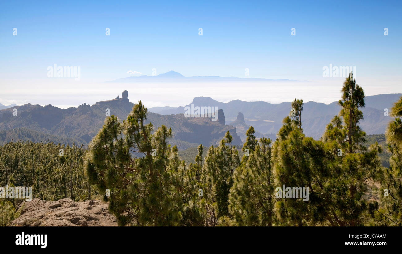 Gran Canaria, Blick vom Pico de Las Nieves in Richtung Teide auf Teneriffa, Roque Nublo auf der linken Seite Stockfoto