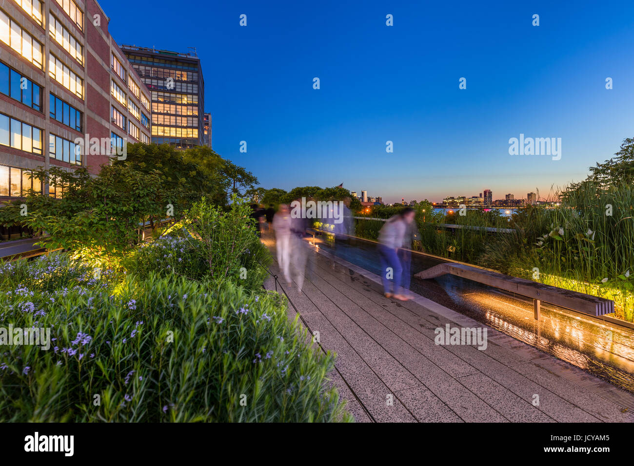 Die Highline in der Dämmerung, Chelsea, Manhattan, New York City Stockfoto