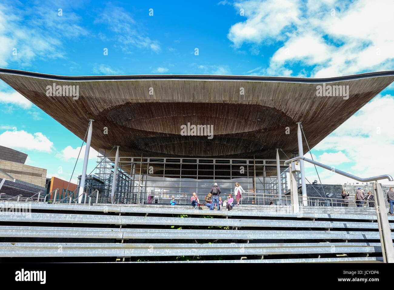 Bucht von Cardiff, Cardiff, Wales - 20. Mai 2017: Sinedd, National Assembly building, Blick nach oben. Stockfoto