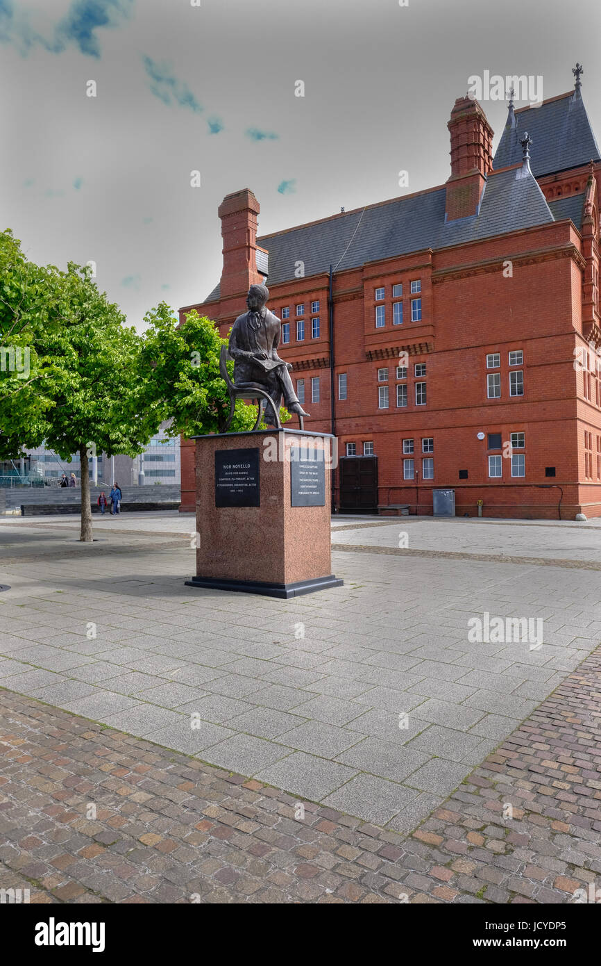 Bucht von Cardiff, Wales - 20. Mai 2017: Pierhead Gebäude und Ivor Novello-Statue im Vordergrund. Stockfoto