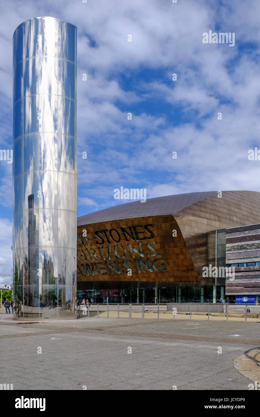 Bucht von Cardiff, Wales - 20. Mai 2017: Millennium Centre mit Edelstahl Wasserturm Skulptur Stockfoto