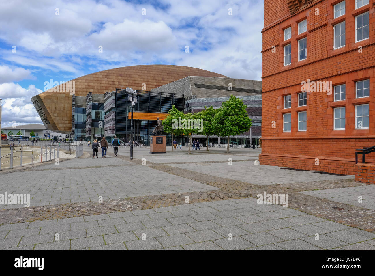 Bucht von Cardiff, Wales - 20. Mai 2017: Millennium Centre for Arts mit Gehweg. Stockfoto