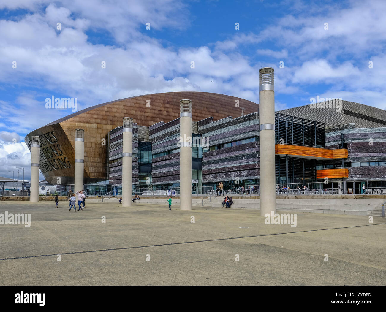 Bucht von Cardiff, Wales - 20. Mai 2017: Millennium Centre for Arts mit Square, Schritte und Menschen. Stockfoto