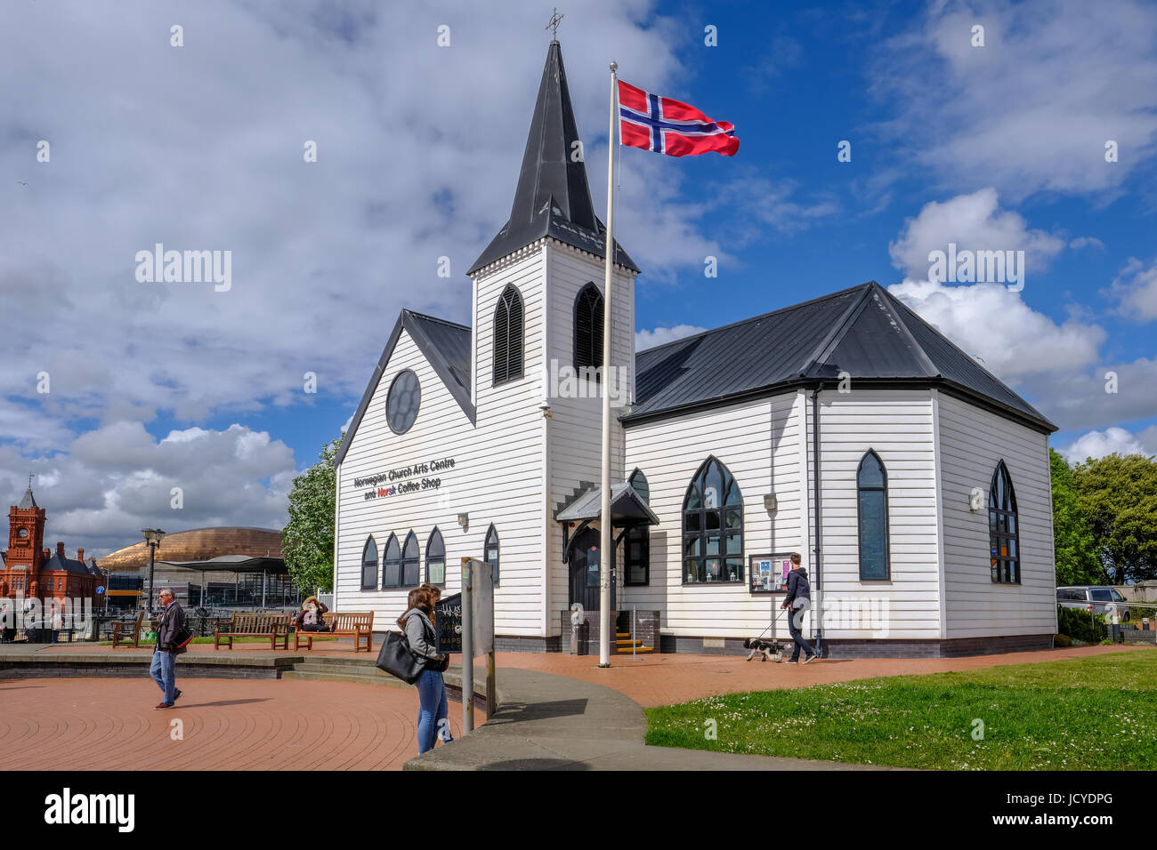 Bucht von Cardiff, Cardiff, Wales - 20. Mai 2017: Norwegische Kirche und Kunst-Zentrum, mit Flagge und Menschen Stockfoto