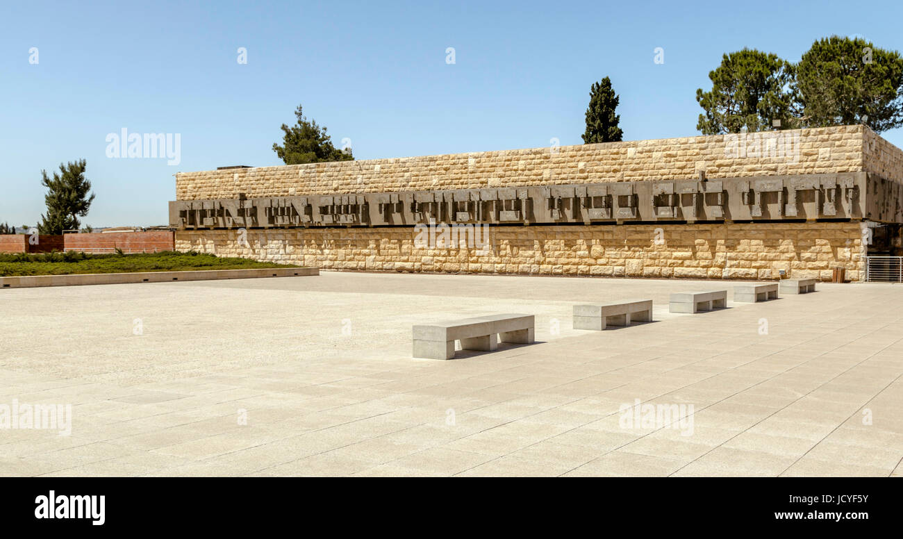 Skulptur im hebräischen Zeichen auf einer Steinmauer außen Yad Vashem, der Holocaust Museum, Jerusalem, Israel, Naher Osten. Stockfoto