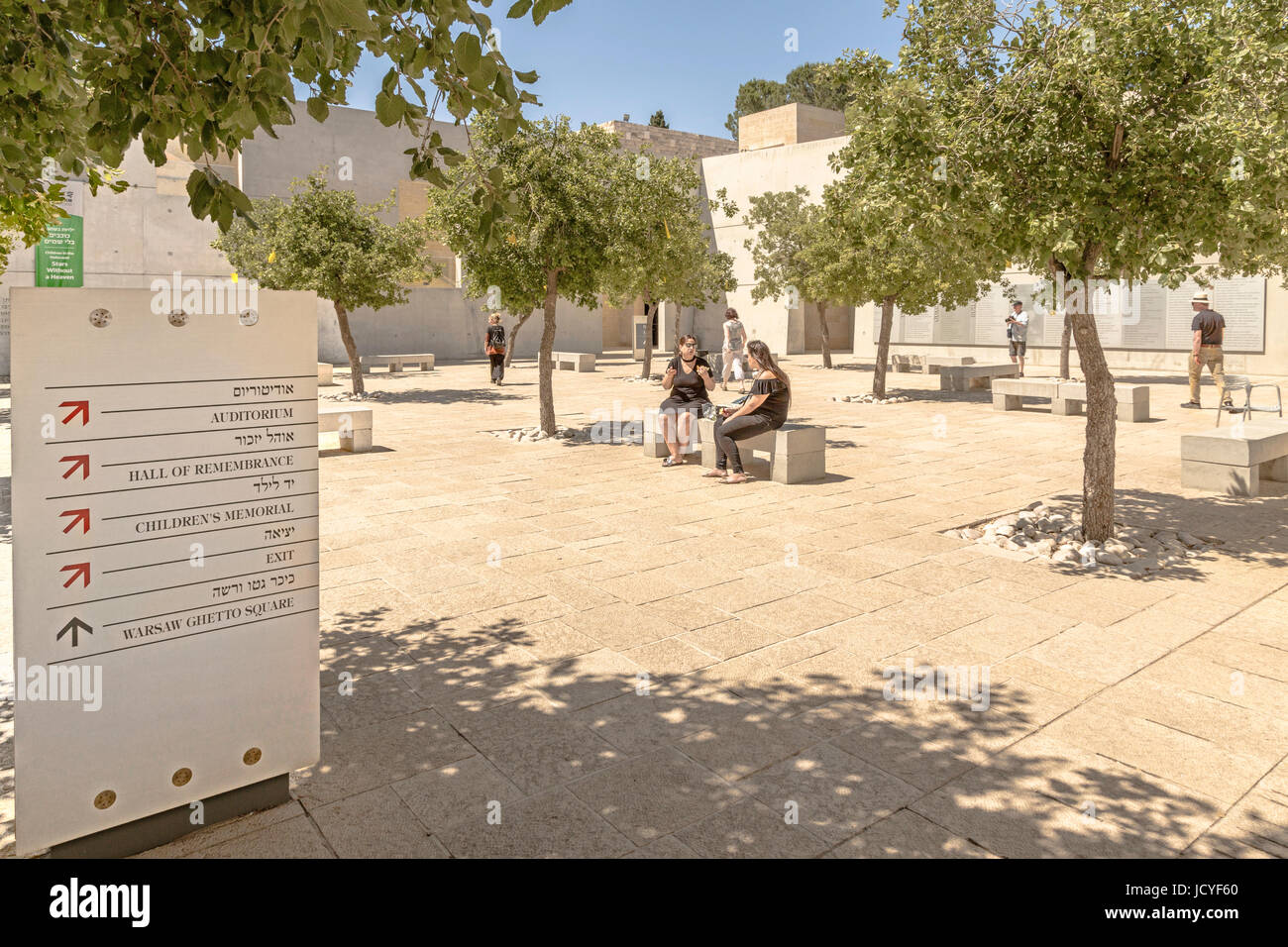 Platz zu Ehren der Treuhänder, Wächter & Bauherren mit Informationen für die Öffentlichkeit an Yad Vashem, der Holocaust-Gedenkstätte, Jerusalem, Israel. Stockfoto