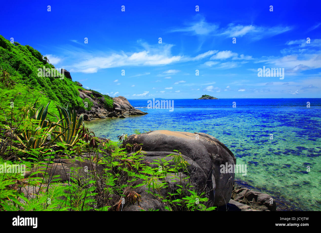 Insel Moyenne, Sainte Anne Marine National Park, Republik der Seychellen. Insel Seche im Hintergrund. Stockfoto