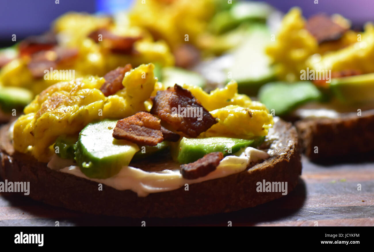 Bunt und lecker geladen Avocado-Toast. Stockfoto