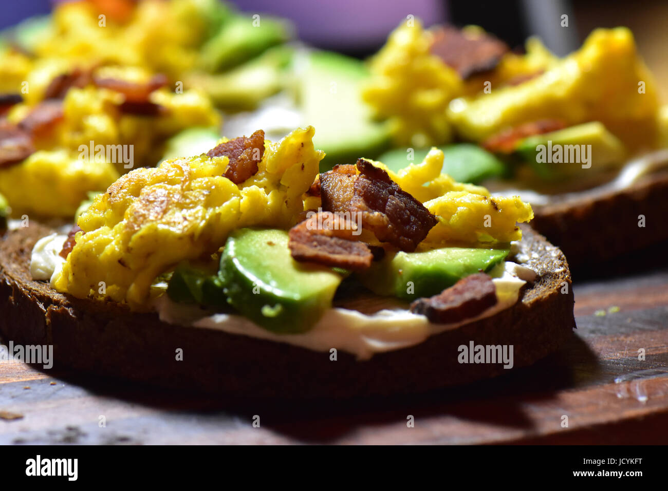 Bunt und lecker geladen Avocado-Toast. Stockfoto