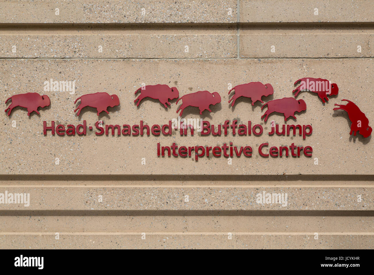 Logo der interpretierende Mitte des Head-Smashed-In Buffalo Jump in Alberta, Kanada. Stockfoto