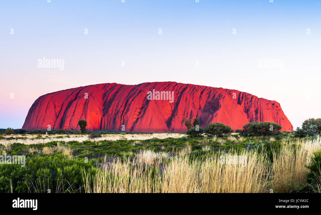 Uluru (Ayers Rock), Uluru-Kata Tjuta National Park, UNESCO-Weltkulturerbe, Northern Territory, Australien Stockfoto