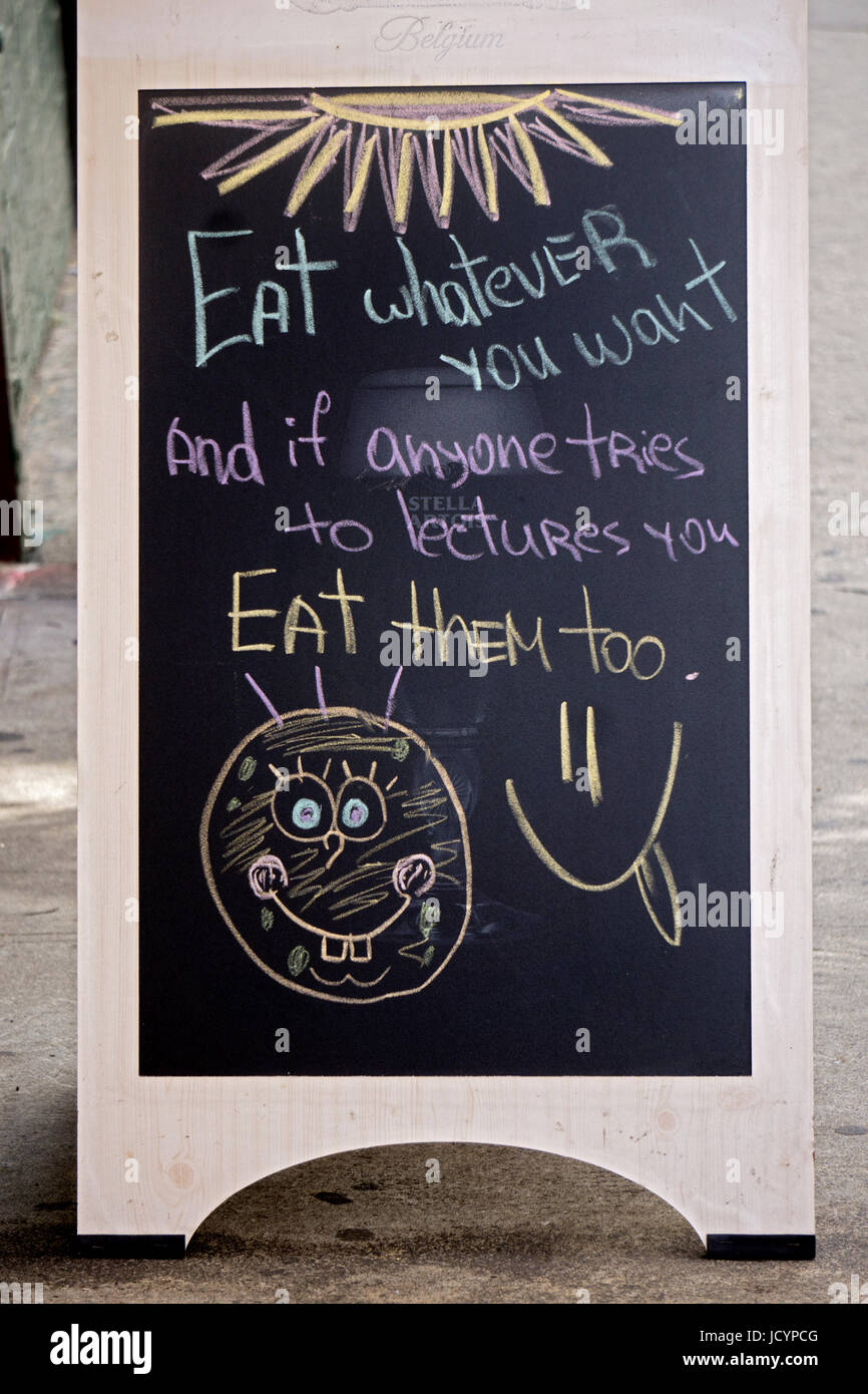 Eine lustige Zeichen über Diäten vor einem Restaurant in Greenwich Village, Manhattan, New York City. Stockfoto