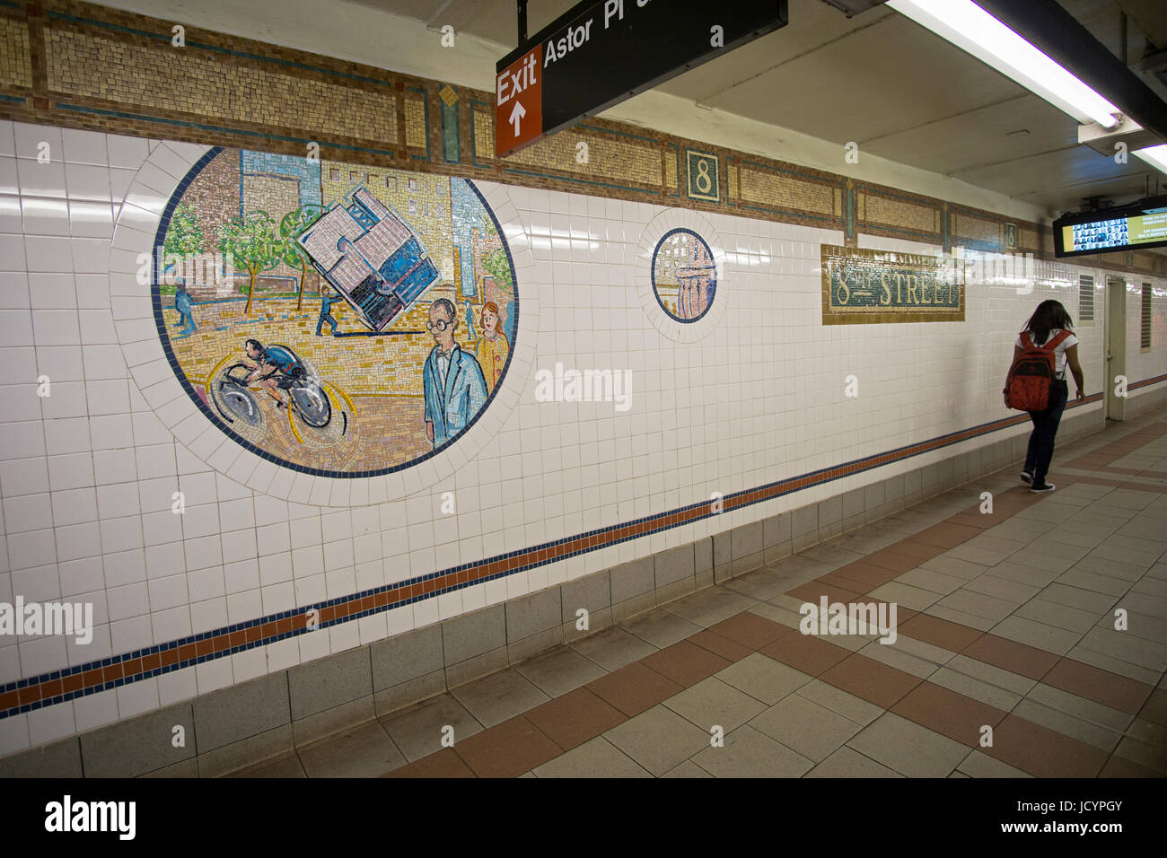 U-Bahn-Kunst an der 8th Street Station der Linien R und N auf dem Broadway und 8th Street in Greenwich Village in New York City. Stockfoto