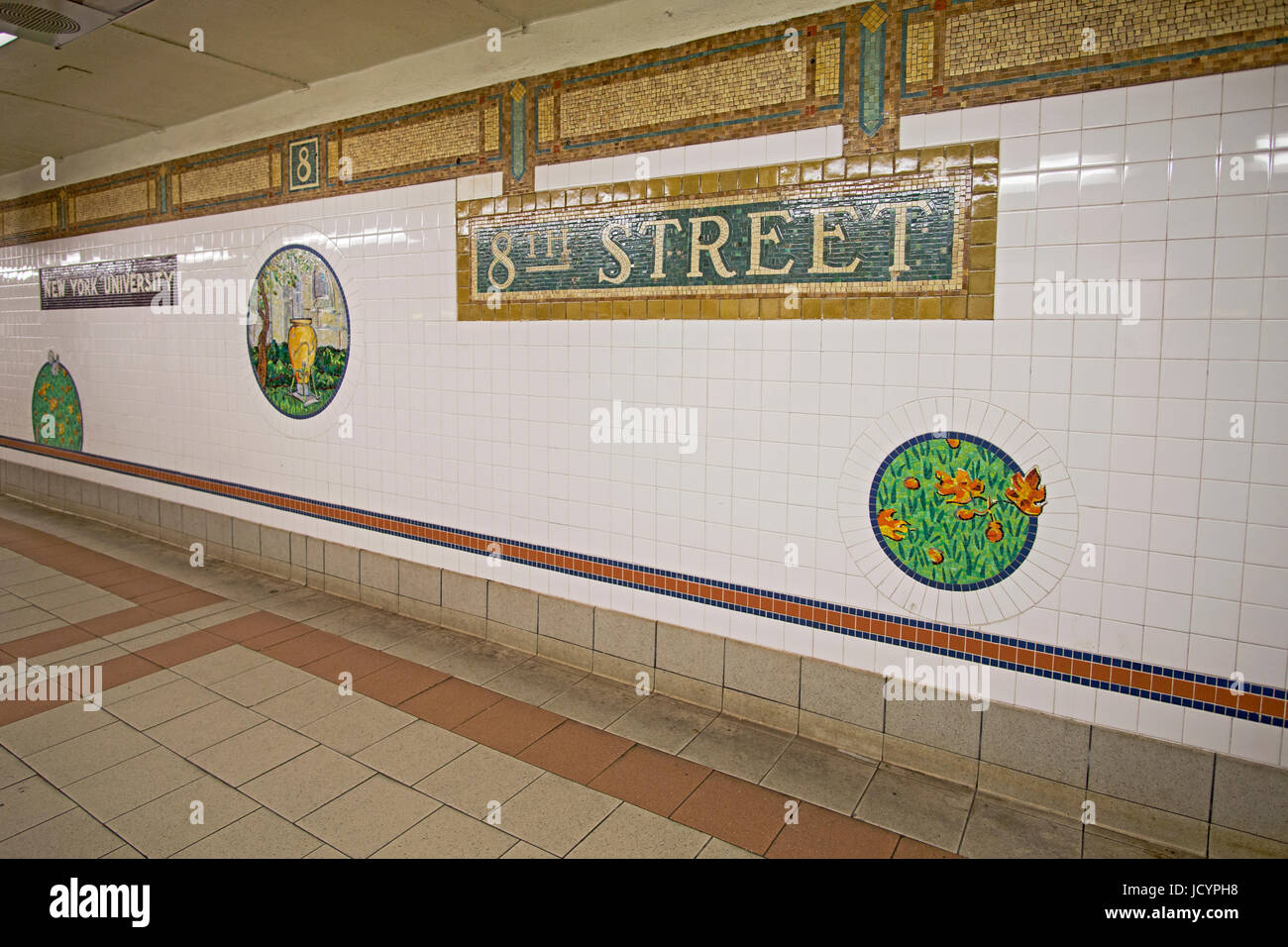 U-Bahn-Kunst an der 8th Street Station der Linien R und N auf dem Broadway und 8th Street in Greenwich Village in New York City. Stockfoto