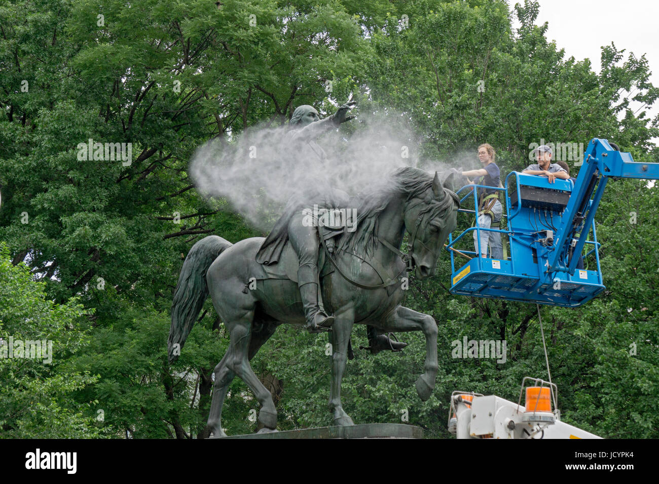 Die Statue von George Washington in Union Square Park immer seine jährliche Reinigung von Parks Dept Arbeiter und Praktikant. Stockfoto