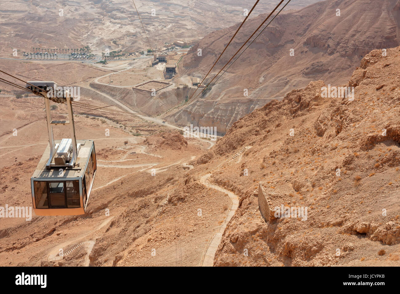 Wüstenlandschaft mit Seilbahn der Luftseilbahn Masada, Israel Stockfoto