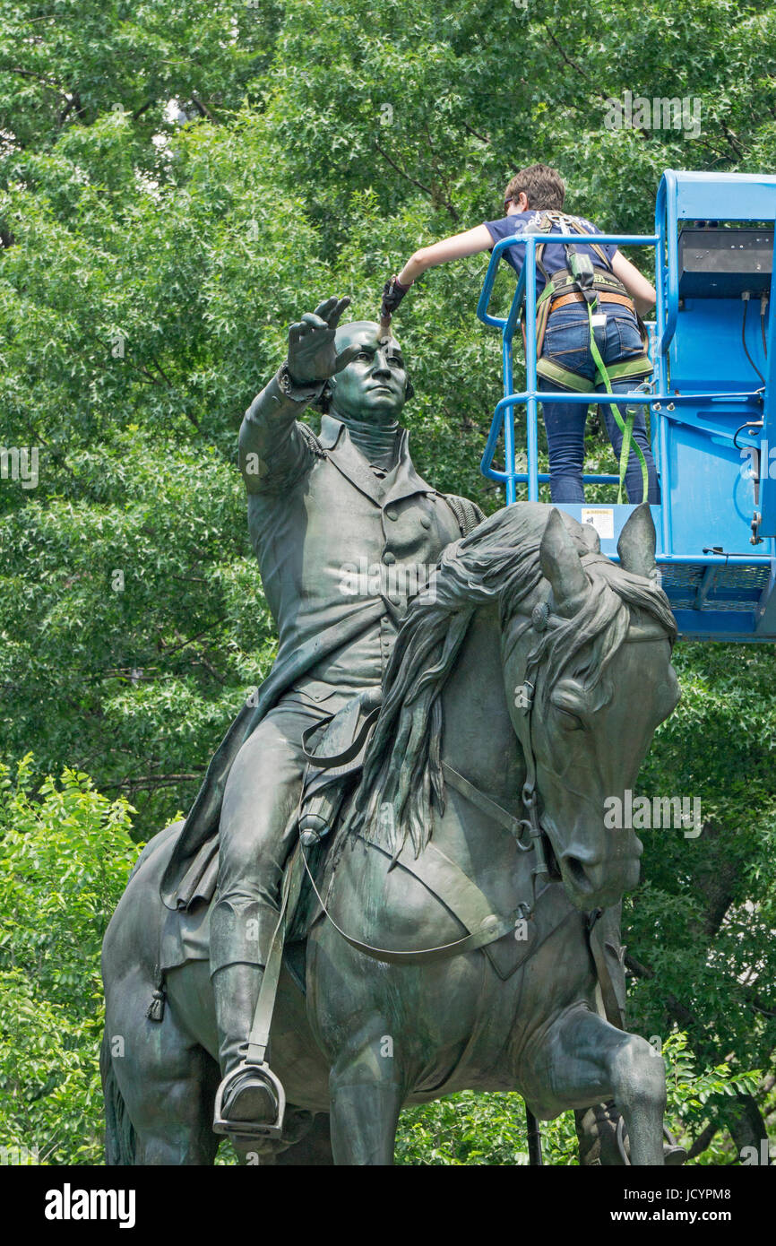 Die Statue von George Washington in Union Square Park immer seine jährliche Reinigung von Parks Dept Arbeiter und Praktikant. Stockfoto