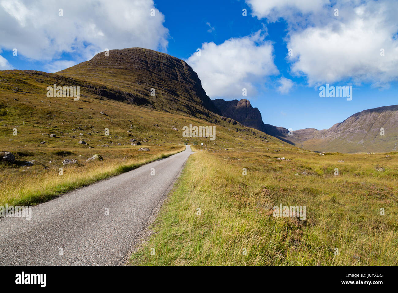 Die Straße führt in Richtung der Bealach Na Ba (Pass der Rinder) Stockfoto