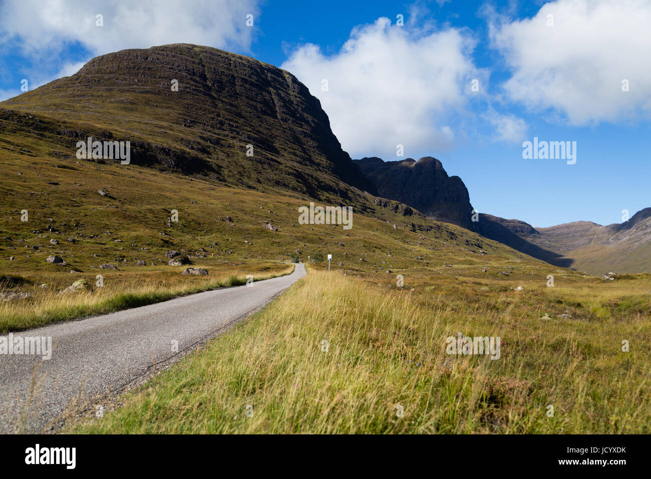 Die Straße führt in Richtung der Bealach Na Ba (Pass der Rinder) Stockfoto