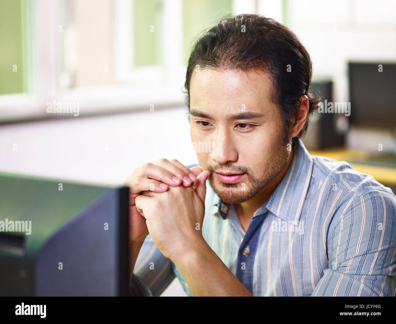 asiatische Geschäftsmann arbeiten im Büro mit computer Stockfoto