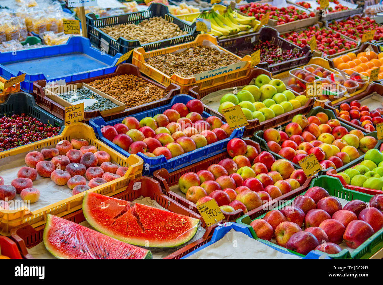 Bunte Obst am Marktstand Stockfoto